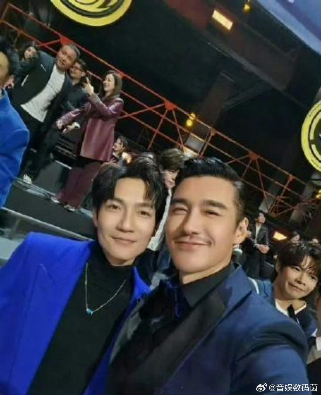 胡兵 陈楚生站哥 ！胡兵为陈楚生呐喊助威，这兄弟情简直绝了。娱乐圈里，这种纯粹又