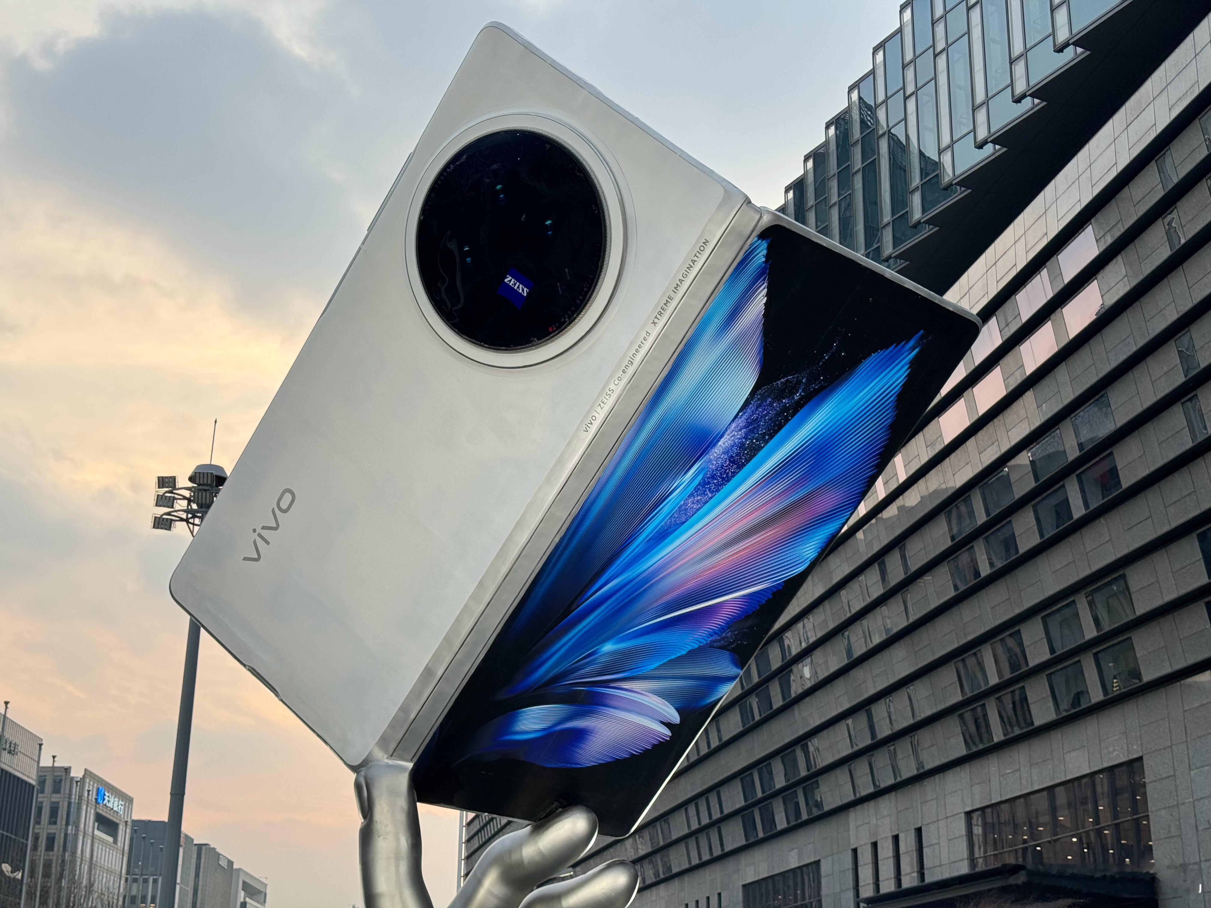 来现场了，好大一个手，好大一个vivo X Fold3啊，这手机要火。#数码科技