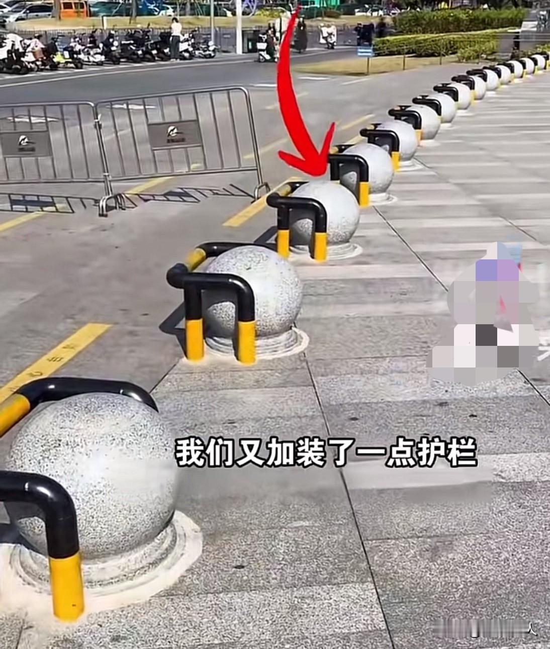 东莞旗峰公园门口石墩加上了护栏，引起了围观群众的一片质疑之声，对此公园回应道：石