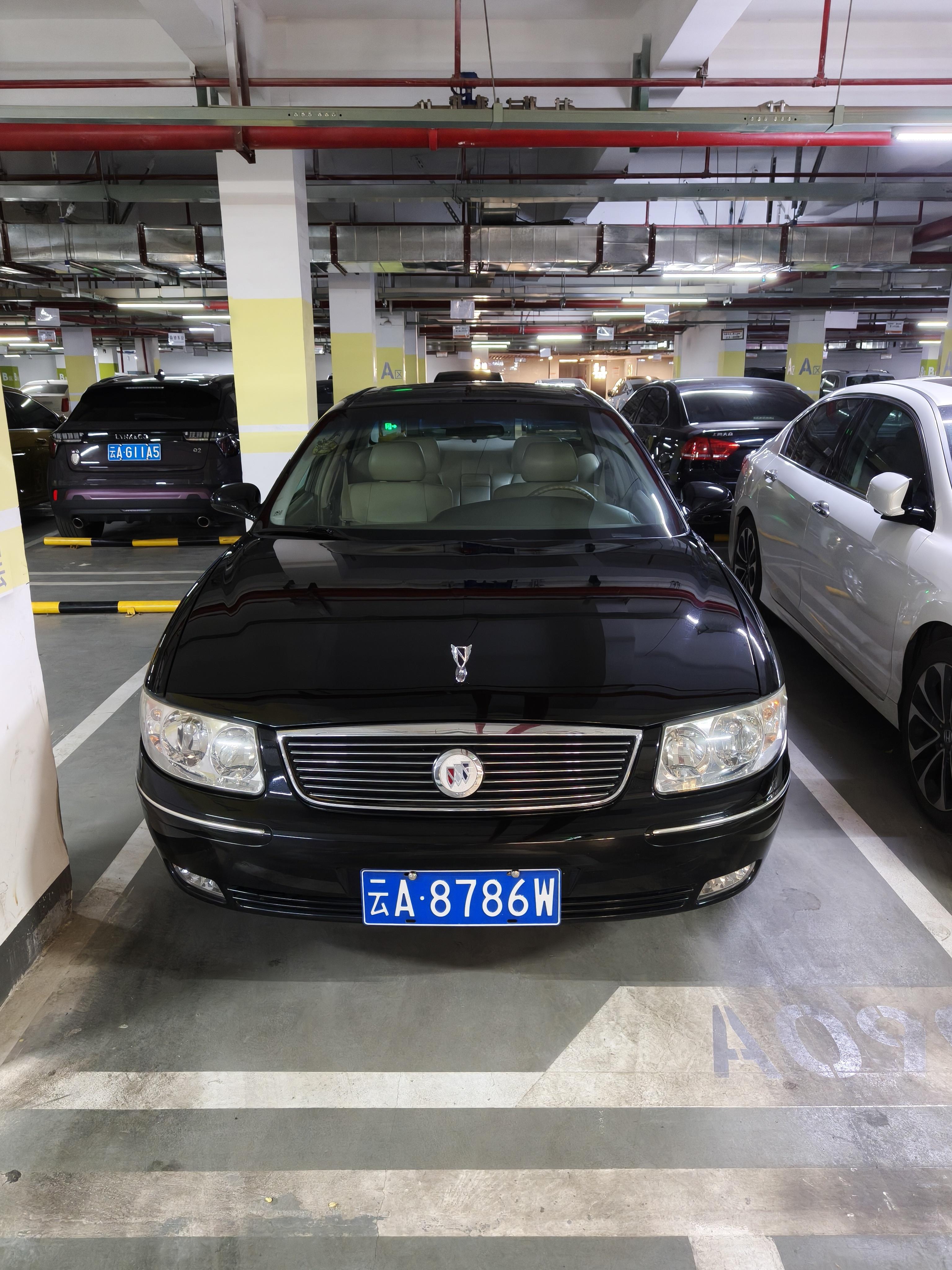 又到周五了，这家洗车很认真，顺便把玻璃水加满