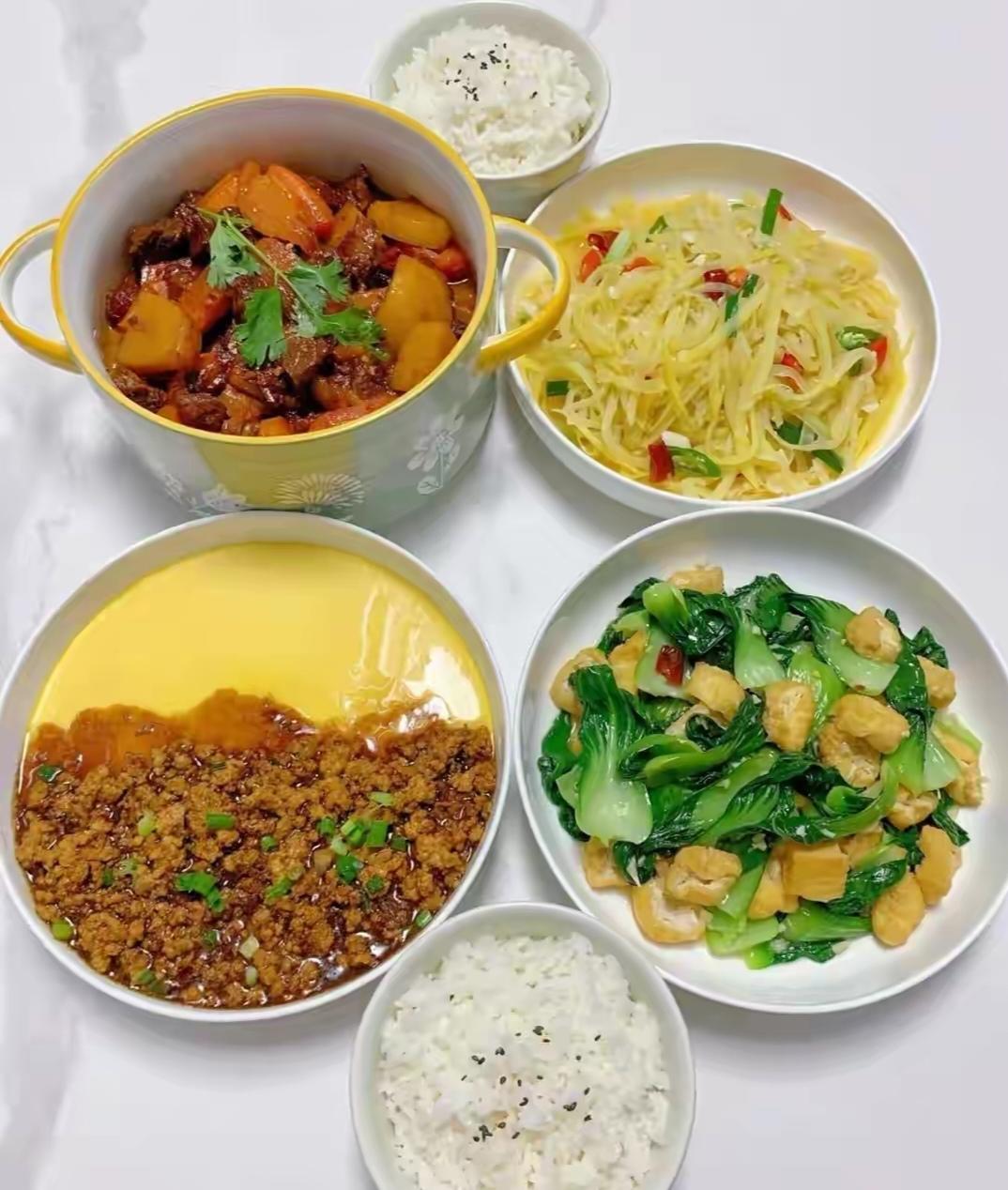 我这一周午餐真是没少下功夫！为了不重样，把饭店吃的、网上刷到的好吃的，全给搬家里