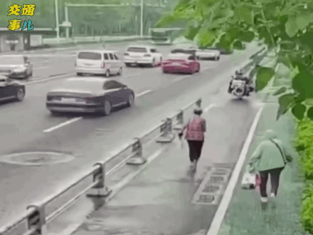 视频里这老太太不知有什么急事，一路小跑，想横穿马路，没有注意到身后的摩托车，摩托