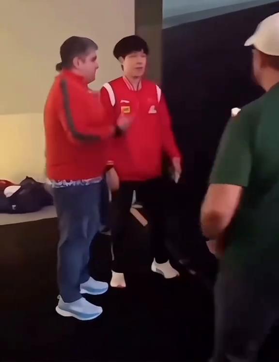 工作人员阻拦孙颖莎签名，没想到收走一支笔，莎莎又拿笔继续签。莎莎只听自己的话。莎