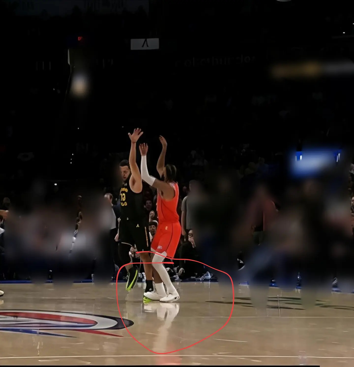 生涯首次恶意犯规！库里飞扑防守以赛亚乔被吹3分犯规，裁判回看后升级一级恶意。这球