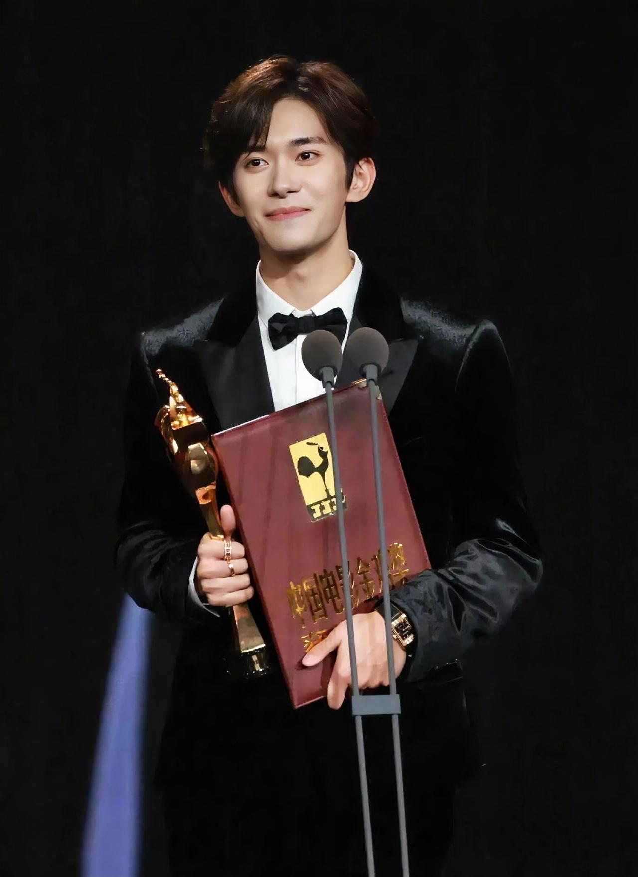 @易烊千玺 虽然相貌平平，却赢得了金鸡奖影帝荣誉。据说是娱乐圈圈内少有的才子。具