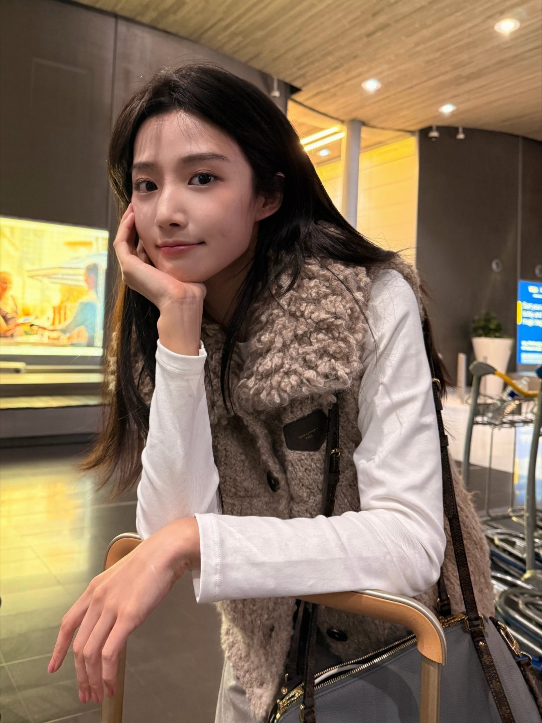 卢昱晓带妆吃东西belike美美的萌萌的期待卢昱晓 ​​​