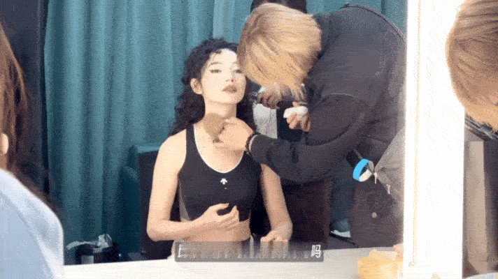 代斯一公vlog代斯公主抱张月 灯光不熄，排练不止，夜宵管够。谁懂啊！代斯深夜排