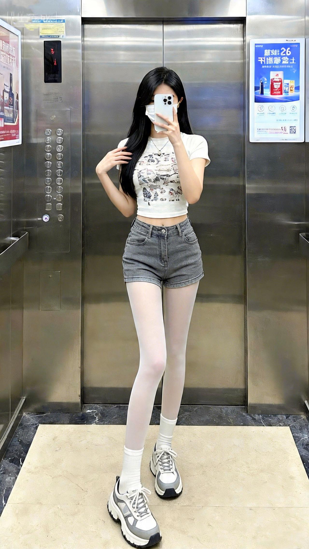 日常穿搭分享 丝袜穿搭 紧身牛仔裤 白色丝袜 电梯拍照