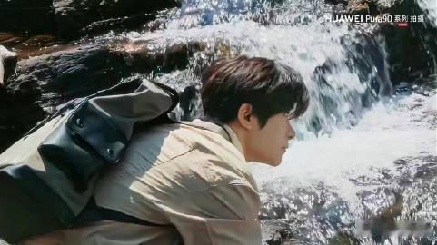 25岁易烊千玺度假状态易烊千玺度假状态 清晨的橘子海，千玺漫步在岸边，脚下的沙粒