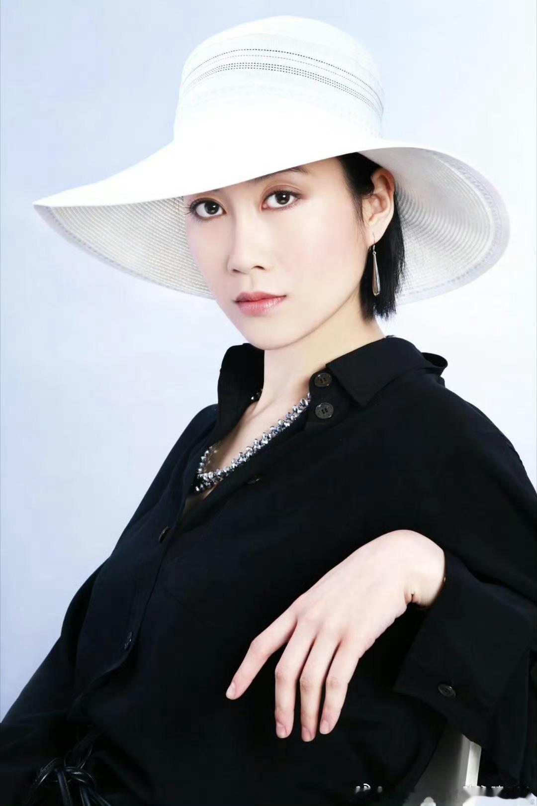 温峥嵘道歉温峥嵘七次举手落选满心自责落泪，潇洒小姐舞台出彩，坚韧姐姐无端陷入自我