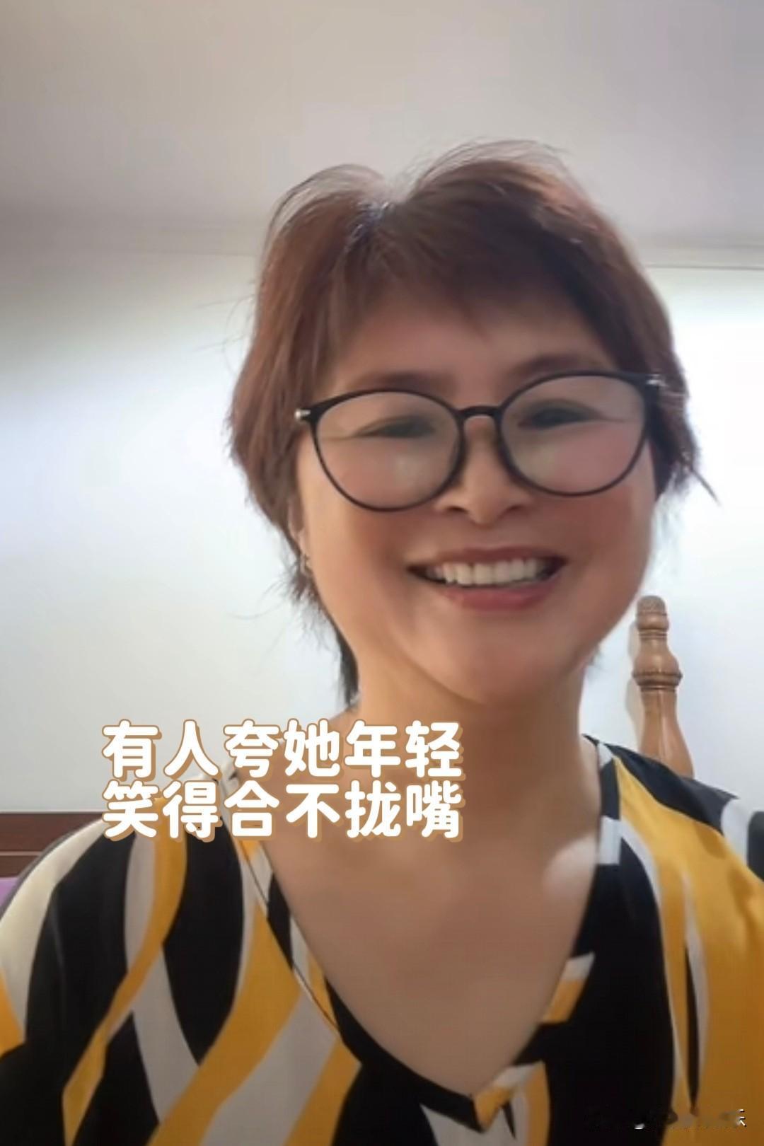 一大早刷到彭亚楼妈妈在直播间大笑，
不是因为彭亚楼恢复的好，
也不是因为小宇收到