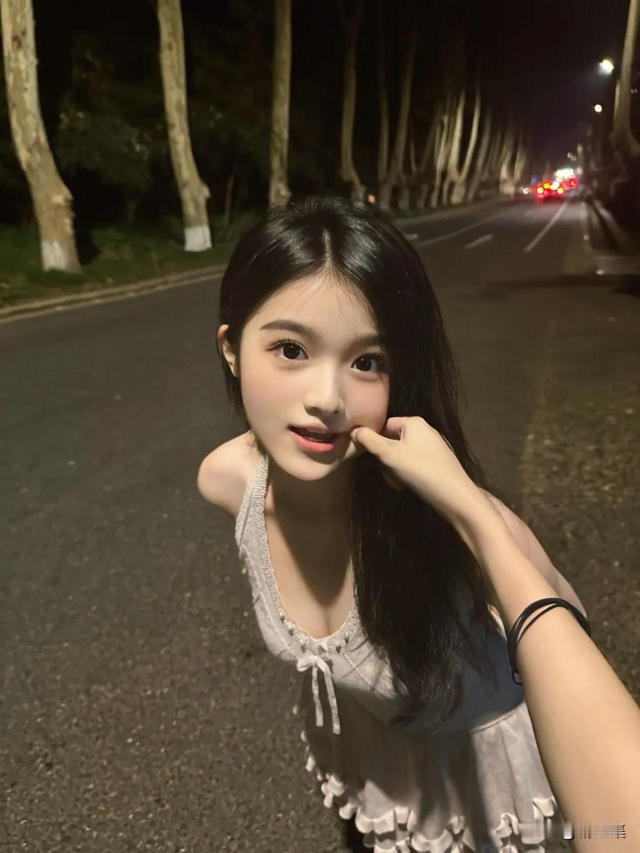 夜色笼轻纱，美人倚树间。