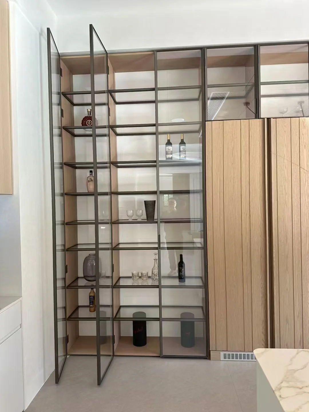 高定后烤漆玻璃柜