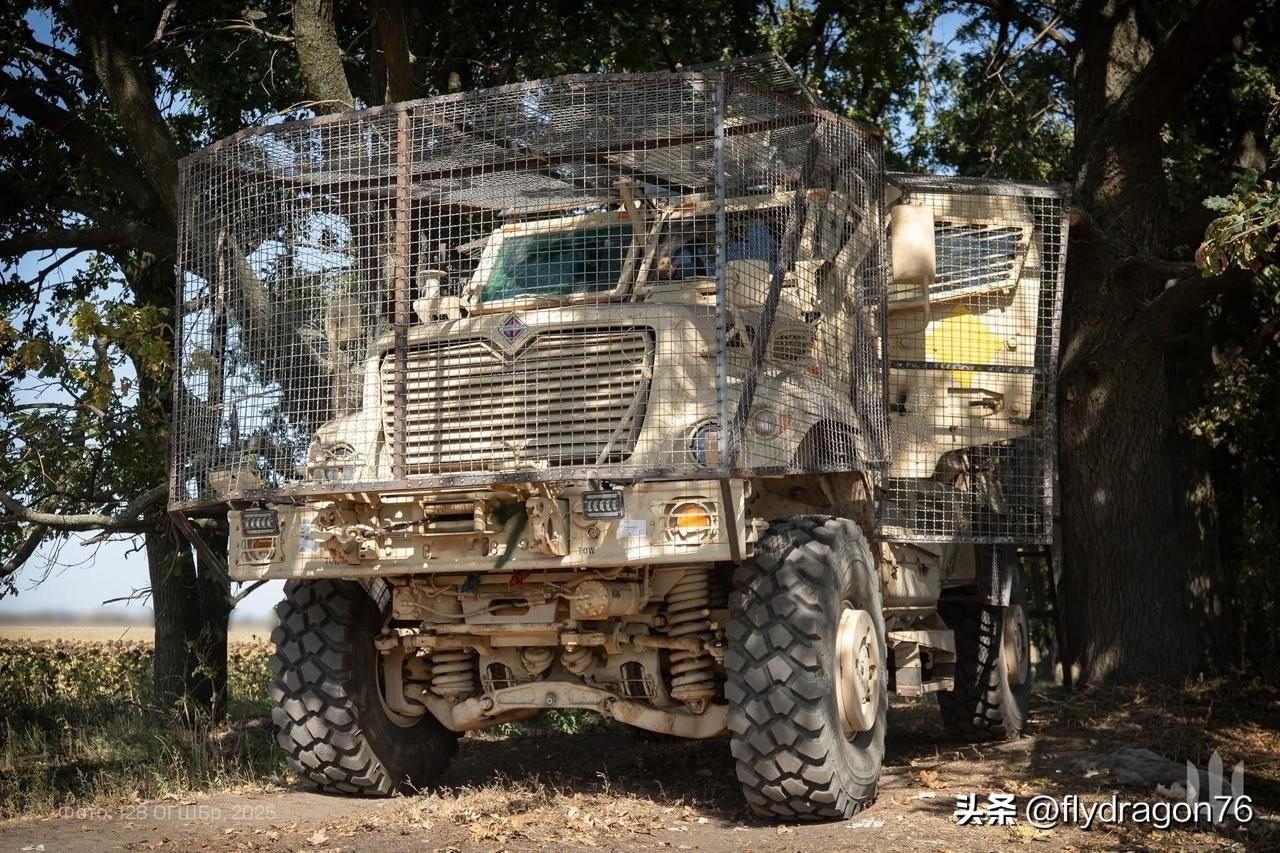 🇺🇦🇺🇸乌军的美制防地雷反伏击车MRAP MaxxPro。

MaxxP