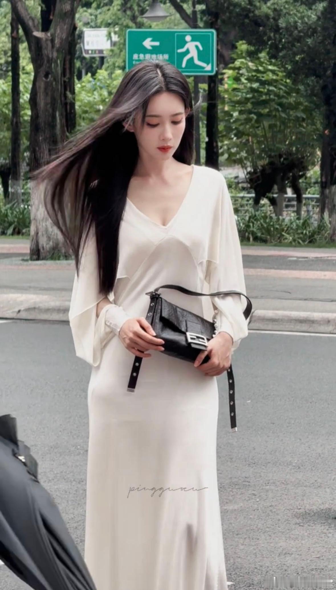 孟子义黑长直千金感 孟子义这波黑长直造型太绝了，没有花里胡哨的装饰，贵气感直接从