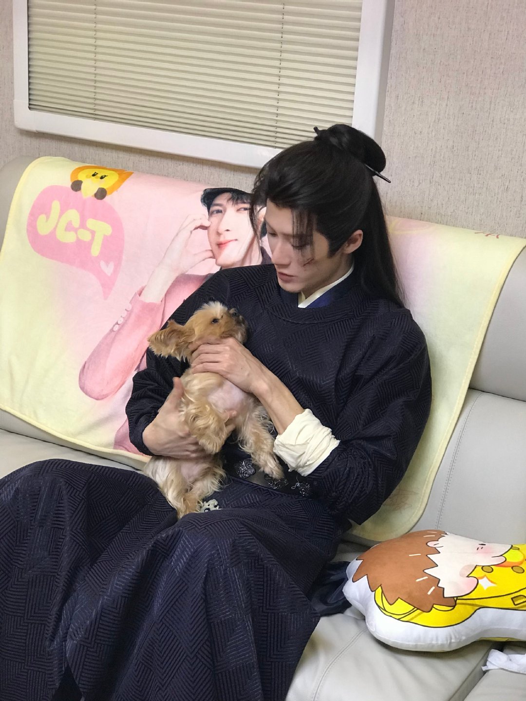 檀健次工作库存照 檀健次工作库存照来啦！ 录音室、剧组拍戏，是忙碌且充实的工作日