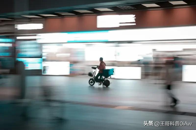 外卖能解决的生活难题可不少。先说吃的方面，忙了一天累得不想做饭，点个外卖，各种美