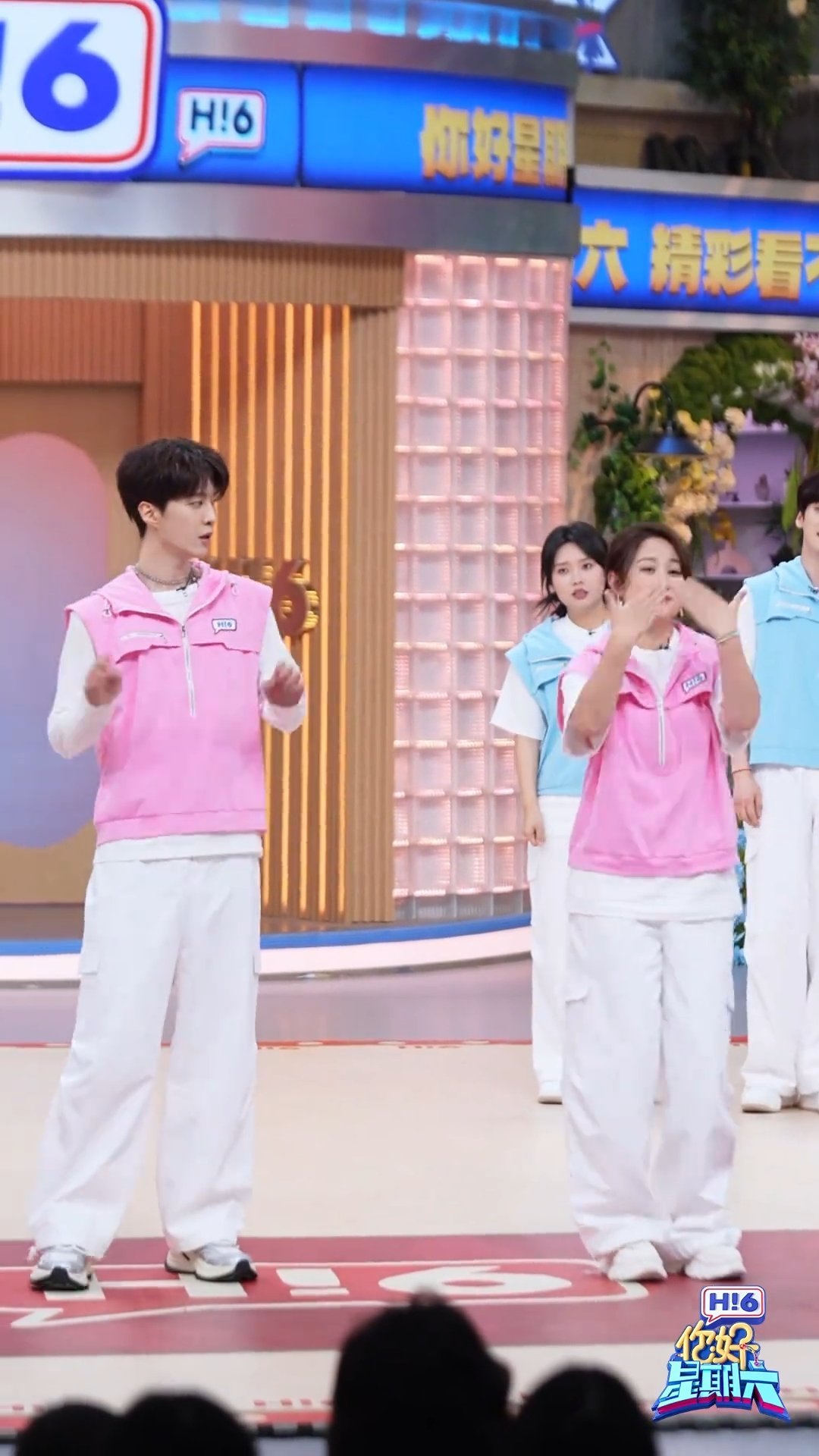 马丽范丞丞舞姿很曼妙马丽的舞姿很曼妙，范丞丞不知道，你小子在旁边干嘛，赶紧学，你