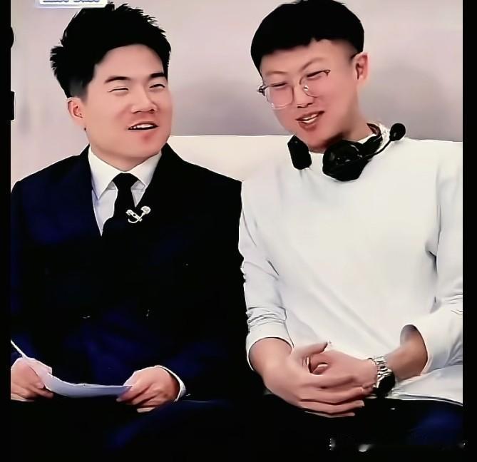 才发现马骞喜欢各种手表。
不是董宇辉昨晚惟妙惟肖的模仿骞大金链子小手表的情景，还