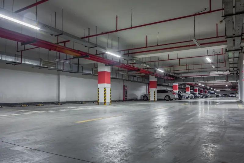 11月24日吉林，车库频繁被同一辆车占用，打挪车电话不接 ，气急将对方锁在车库，