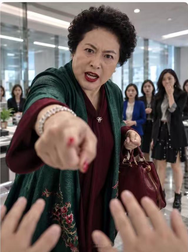 金鹰奖  薛甄珠来颁奖，看着顺眼多了哈哈哈哈。许老师对角色的塑造能力没得说。 ​