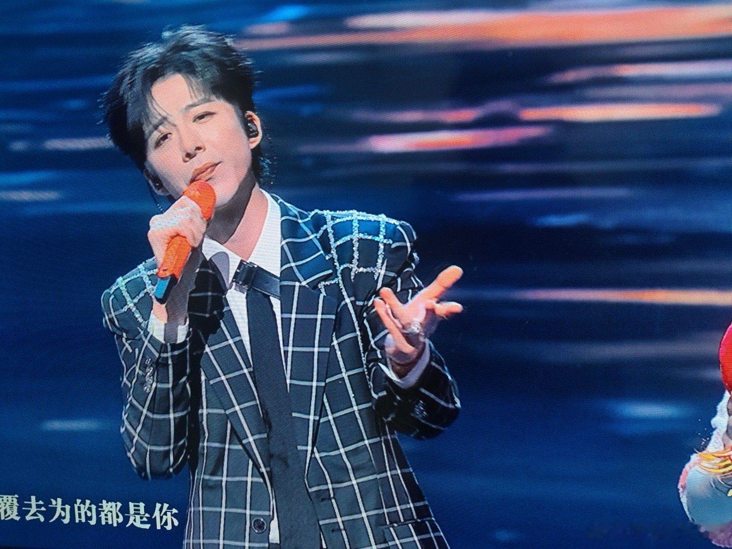 摩登兄弟刘宇宁今天是抓娃娃机 谁懂啊！刘宇宁在春晚舞台上像个小太阳，一边唱一边撒