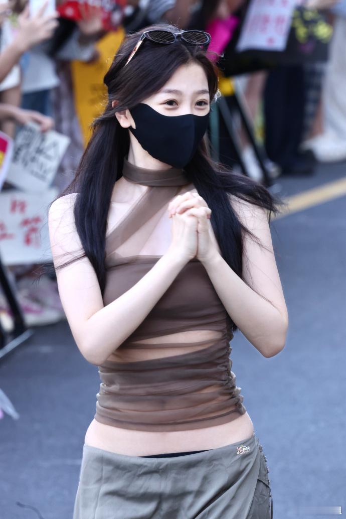 虞书欣我嘞个低腰裙  虞书欣穿这身好辣 通透纱质氛围感拉满，虞书欣低腰长裙随性摇