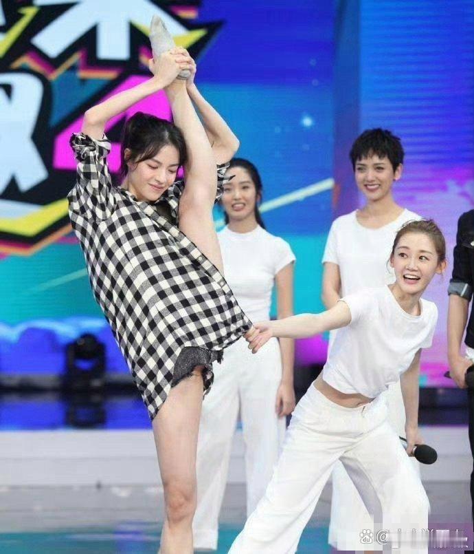 钟楚曦高抬腿这么轻松，舞蹈功底好强 ​​​