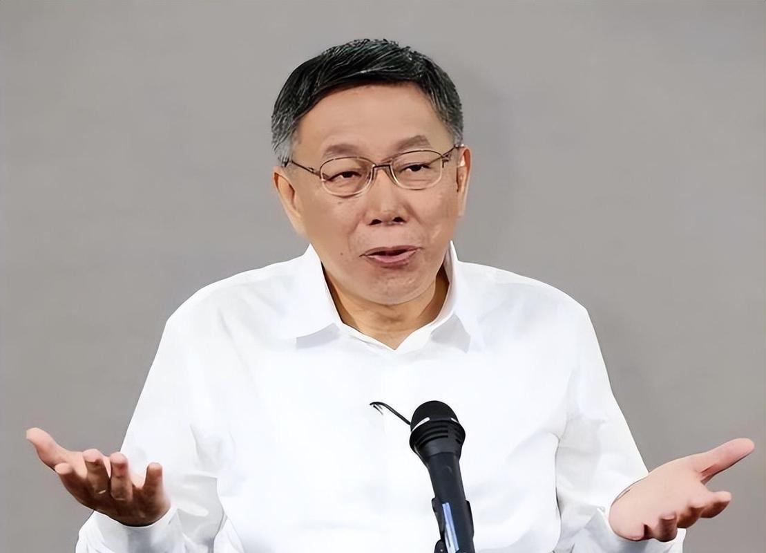 两千人膜拜一个"非神非圣"的政治人物，这是政党的生日，还是个人崇拜的狂欢？
8月