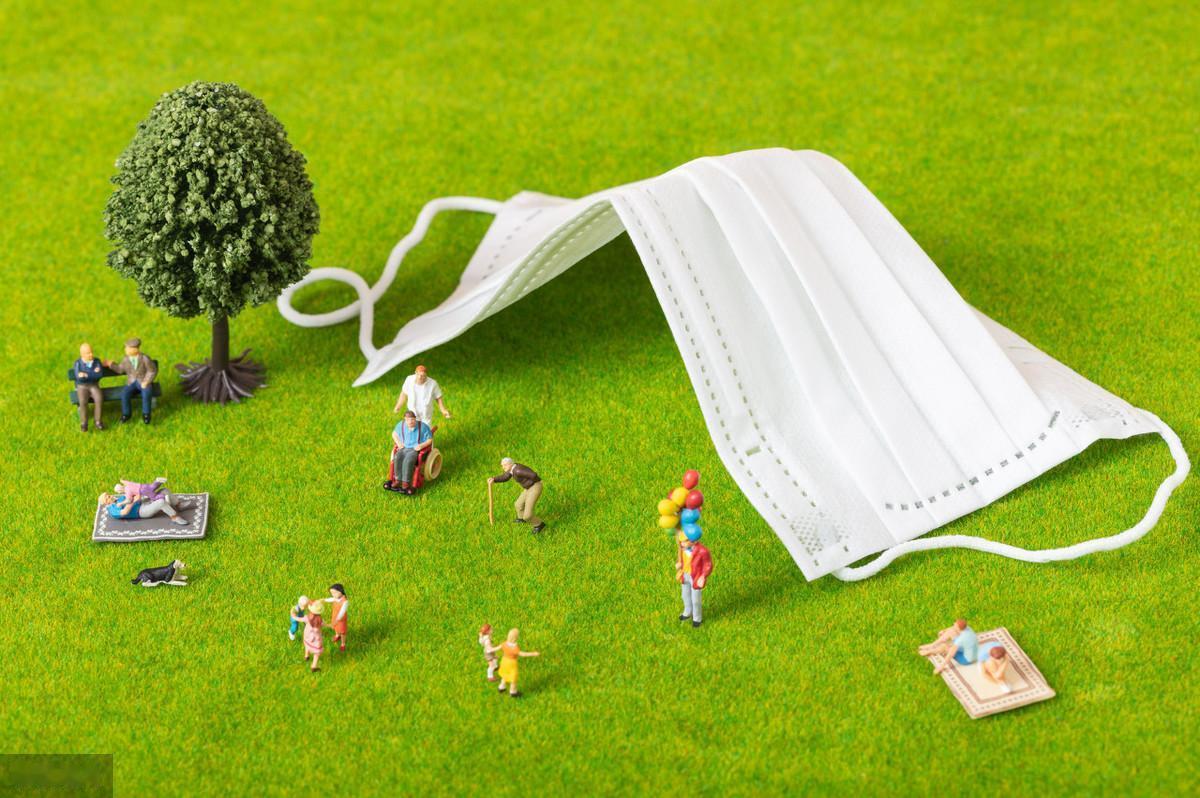 为什么我总是说摘口罩这件事，尤其是婴幼儿们真的可以摘掉了。
每天下班去遛娃，见到