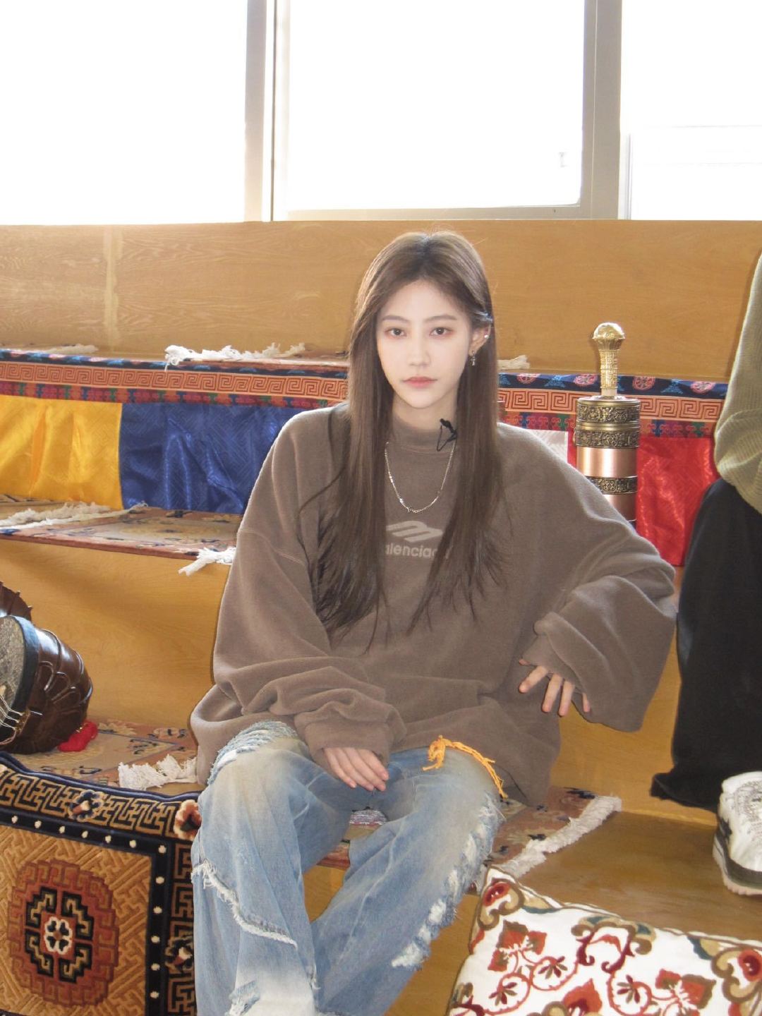 袁一琦抗冻日记plog 袁一琦抗冻日记plog来啦！棕色卫衣造型青春元气，咱就说