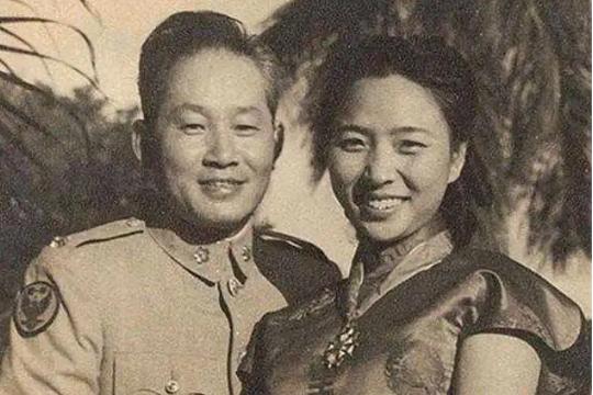 1951年的一晚，孙立人躺在床上，准备入睡，习惯性地将妻子搂进怀中。

指尖触到