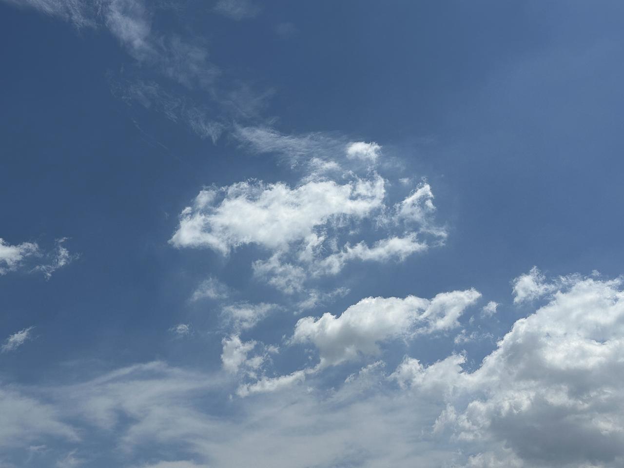 天津滨海新区寨上街天空随手拍的蓝天白云美景。