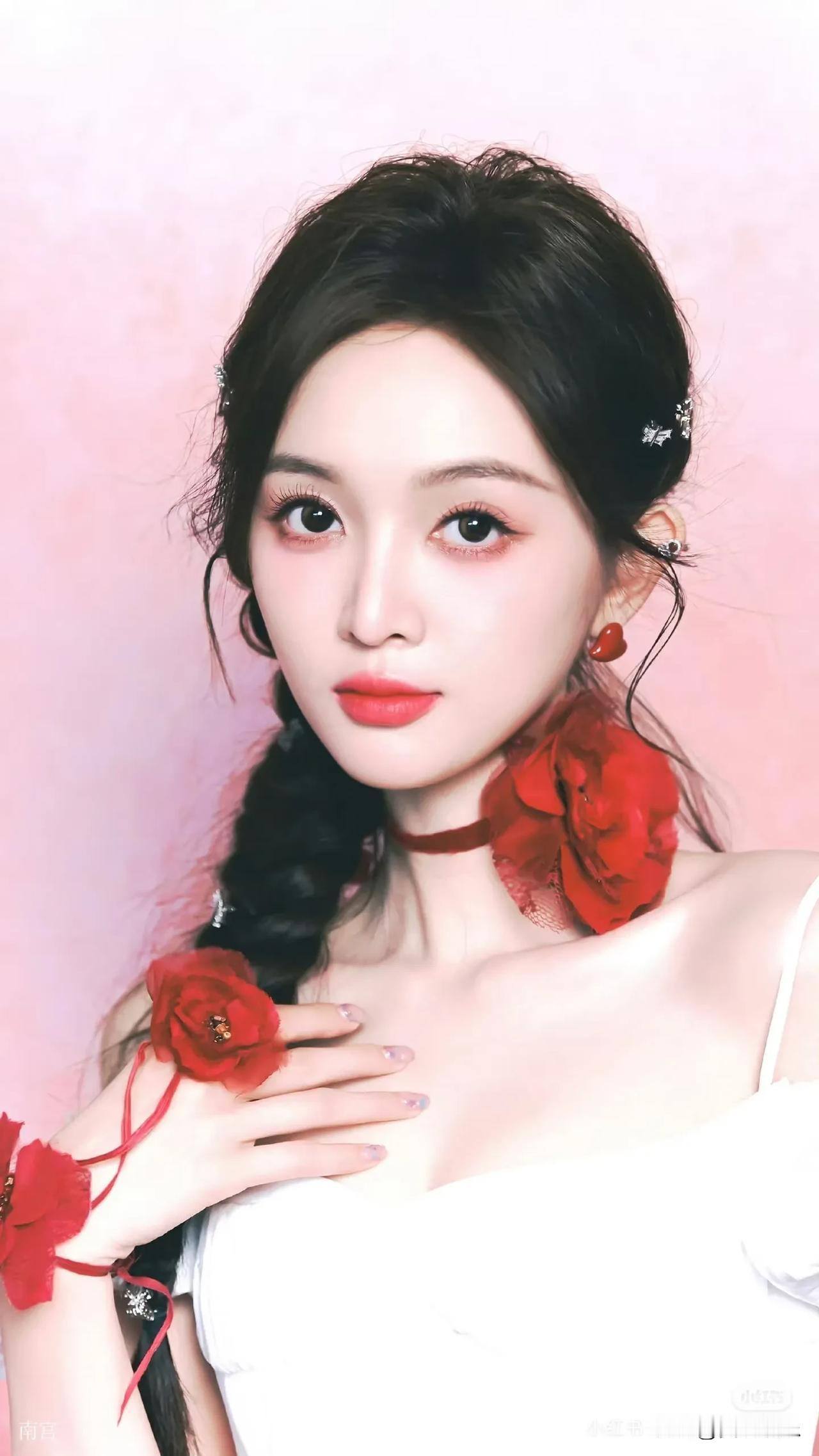 吴宣仪《浪姐6》初舞台造型，好甜美
吴宣仪《浪姐6》初舞台造型
白色吊带芭蕾裙搭