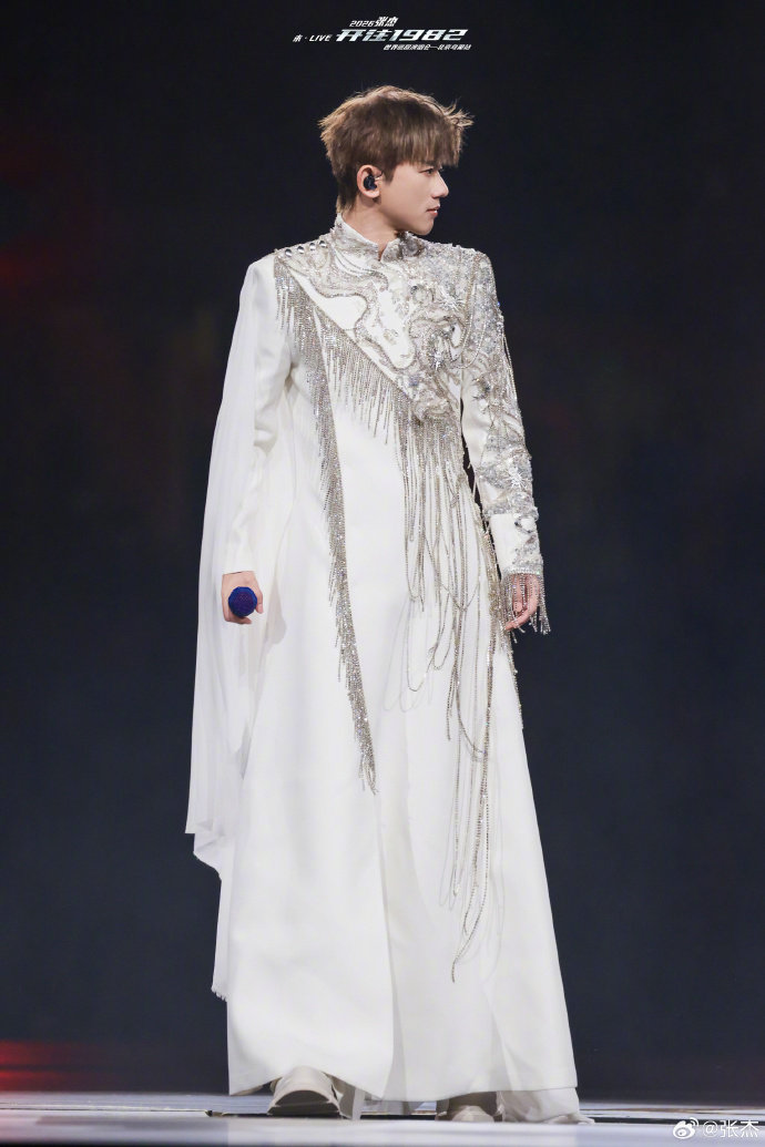 张杰鸟巢舞台美成啥样了 张杰把科技与艺术融进舞台，悬浮屏、全地屏轮番绽放，每一帧