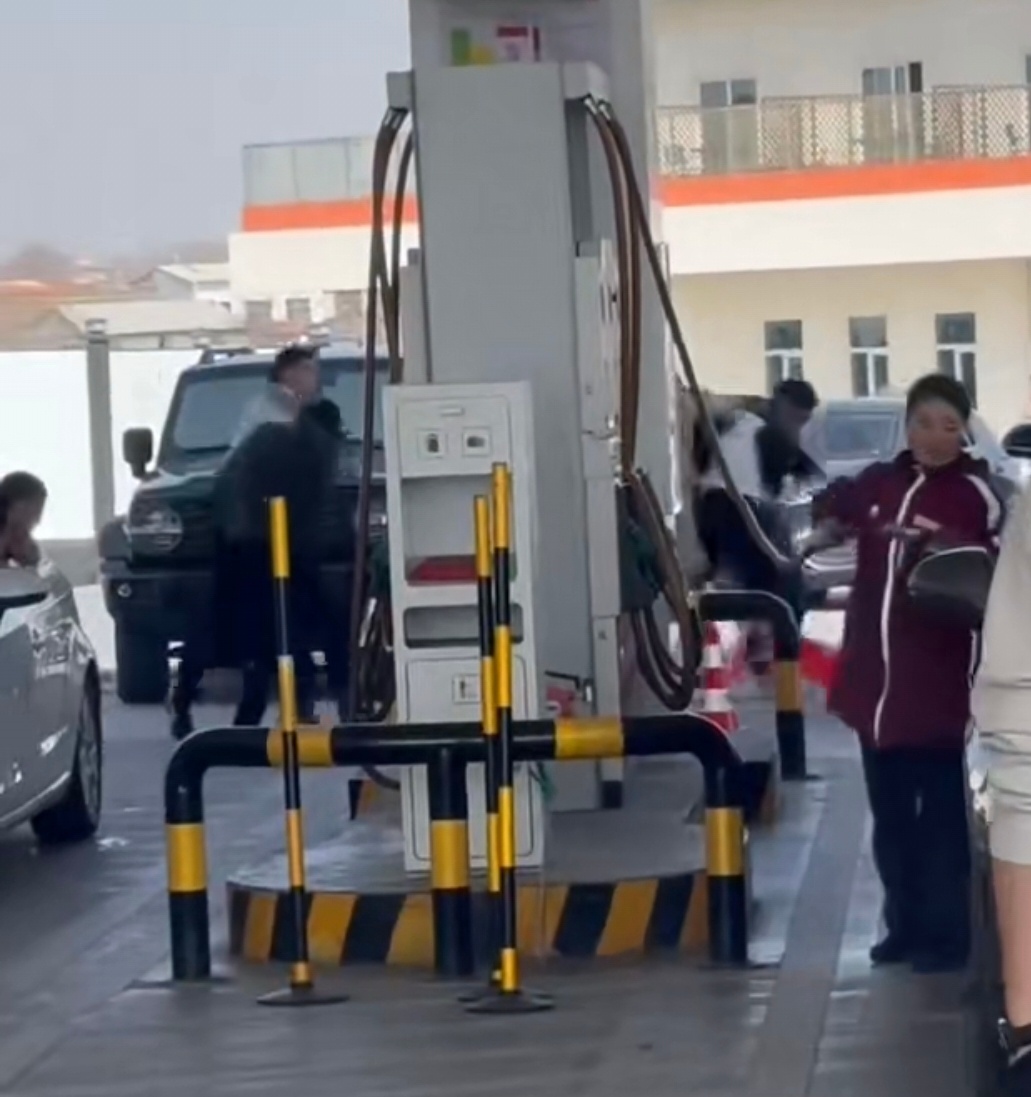 电车和油车本质上是没有区别的，电车这边，春节、五一、国庆这样的长假，一帮人在高速