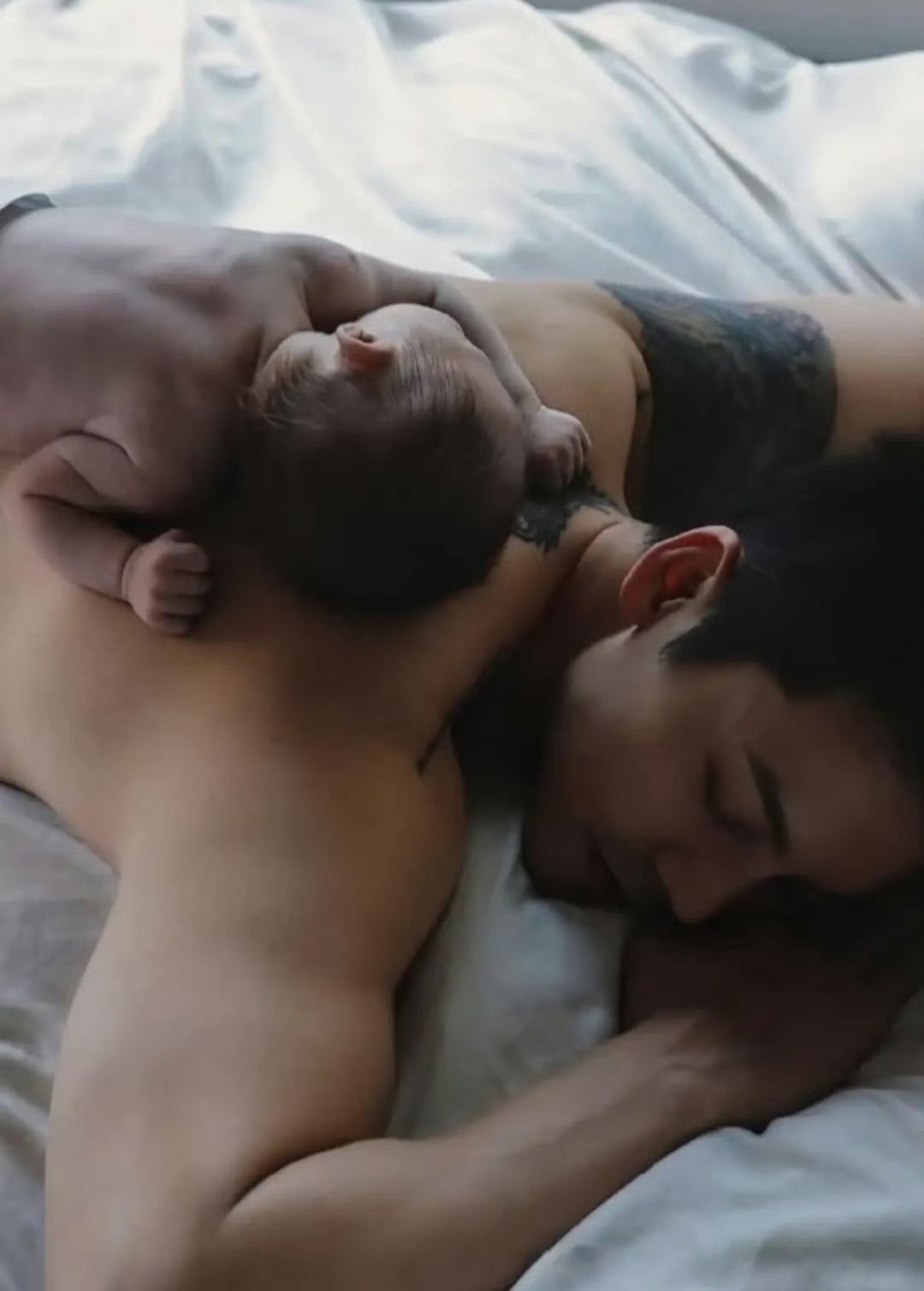 何穗晒了自己儿子和陈伟霆在床上的照片。一家三口的小日子过得是真好。老公长得高大帅