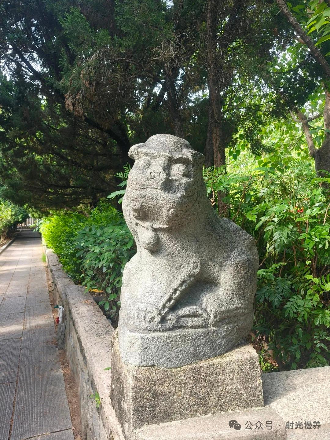 泉州开元寺千年网红狮
一左一右，一喜一忧
忧的叫不高兴，喜的叫没头脑
恰如人生，