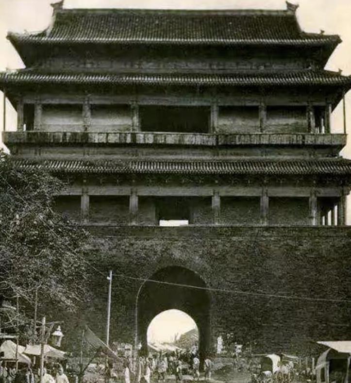 1951年，三轮车夫载完乘客后回家休息，却碰上了公安搜找特务，他一愣，随即想到了