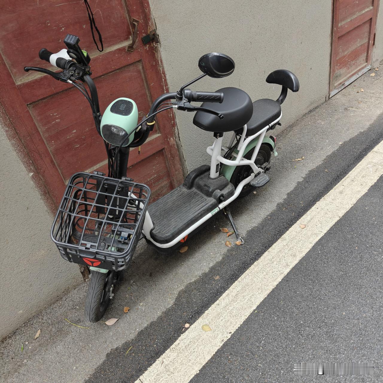 同桌的三个人，同时被查酒驾的逮着了。有人吓的发抖，结果大不一样。
前两天，老同学