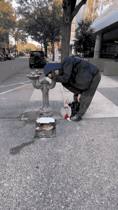 太恶心了：美国流浪者用公共饮水装置洗屁股，然后游客用来对嘴喝水！这是位于美国俄勒