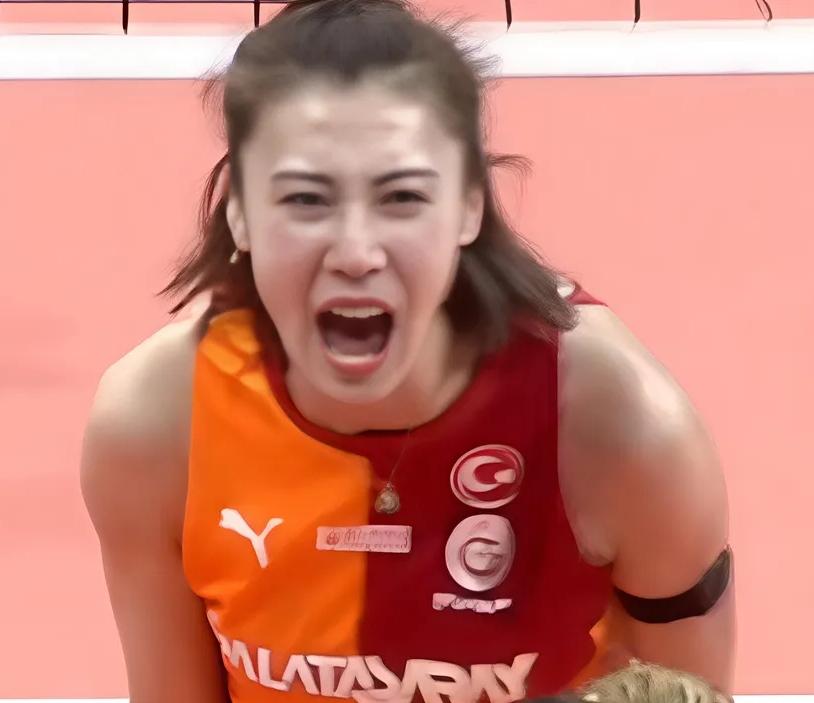 王媛媛之所以在土超联赛中表现惊艳，主要是因为加拉塔萨雷俱乐部
主打快速多变的技战