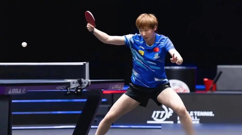 连丢三个局点那刻，王曼昱捏紧球拍，死死盯着记分牌。对面的孙颖莎，正低头擦汗。