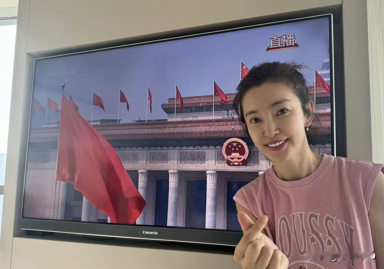 李冰冰虽然未能到现场观礼，但早早守候在电视机前观看阅兵。看到九三盛大阅兵，她和我