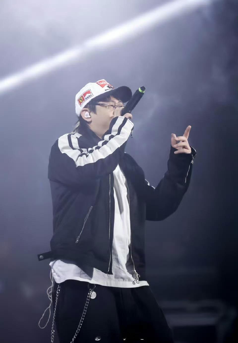 网友问Asen有没有对派克特表示歉意，派克特表示：“呀 刚刚寄了几件stk给我 