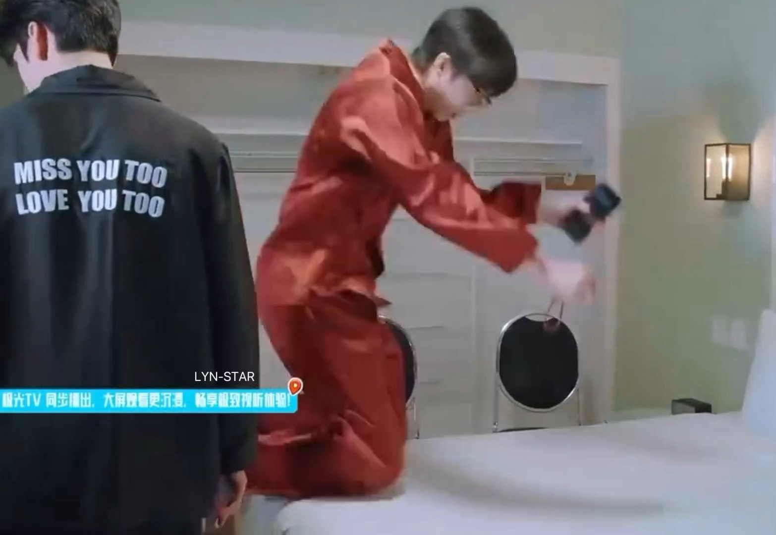 怎么一见到床🛏️，这小孩就扑上去了哈哈哈哈哈 