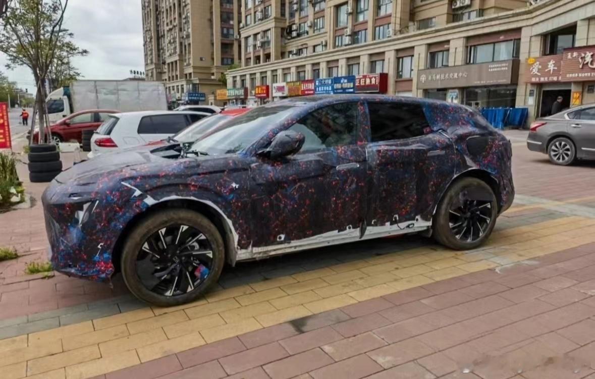 阿维塔15谍照曝光体量还挺大的[思考] ​​​