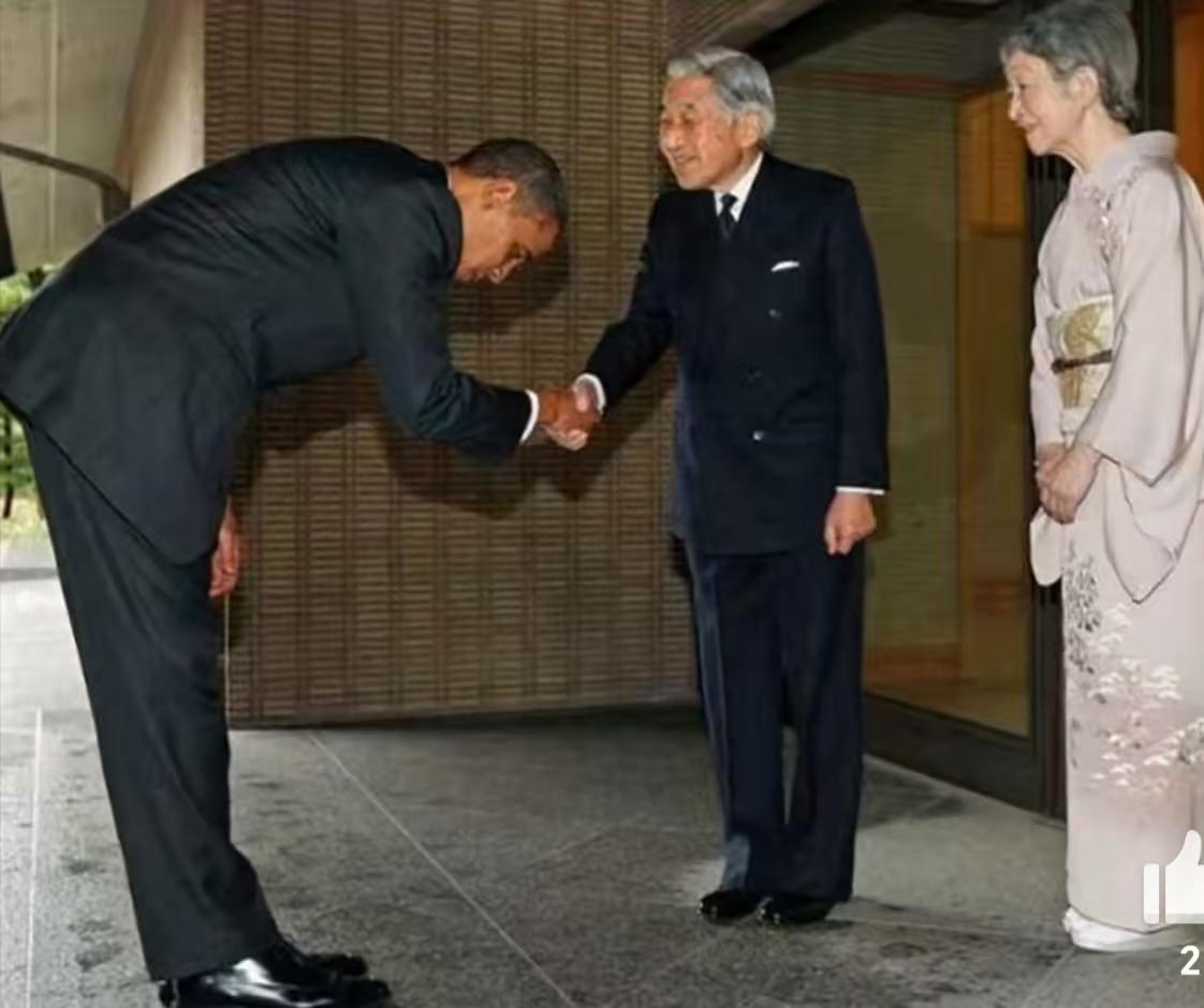 居然这么大的反差？

当年奥巴马见日本天皇可谓毕恭毕敬，不敢怠慢，几乎是弯腰90