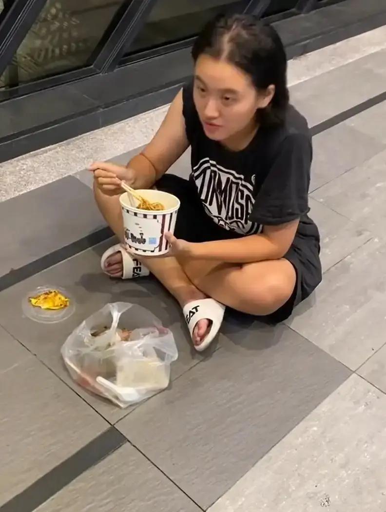 爷孙恋林靖恩深夜偷外卖坐路边吃被逮！喊「肚子饿了」遭送办

 “爷孙恋”悲剧：从