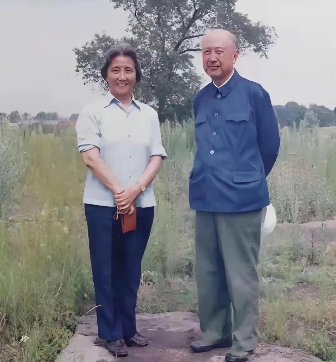 这是蒋英与丈夫钱学森晚年时的真实合影，都看看吧，夫妻俩衣着朴素，笑容温和。

钱